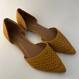 Madden Girl Pointed Toe Yellow Flats Size 8.5